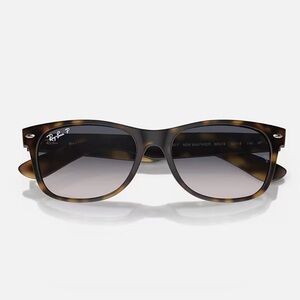 Ray-Ban
RB2132 New Wayfarer Classic
FRAME Tortoise
LENSES Blue/Green • Polarized